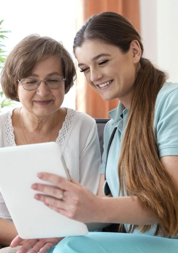 mujer-sonriente-tiro-medio-mirando-tablet